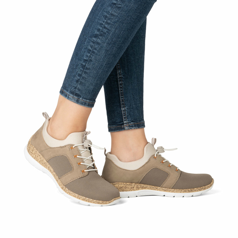 Braune Rieker Damen Slipper N4290-20 mit einem Gummizug. Schuh am Fuß.