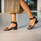 Schwarze Rieker Riemchensandaletten 64952-00 mit trendigen Schnalle. Schuh am Model.