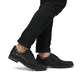 Schwarze Rieker Herren Schnürschuhe 14603-00 mit der Komfortweite G 1/2. Schuh am Fuß.