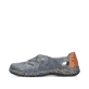 Blaue Rieker Damen Slipper 46369-12 mit Gummizug sowie extra weicher Decksohle. Schuh Außenseite.