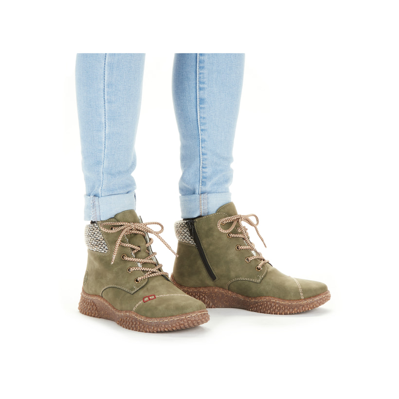 Laubgrüne Rieker Damen Schnürstiefel Y8441-54 mit Schnürung und Reißverschluss. Schuh am Fuß