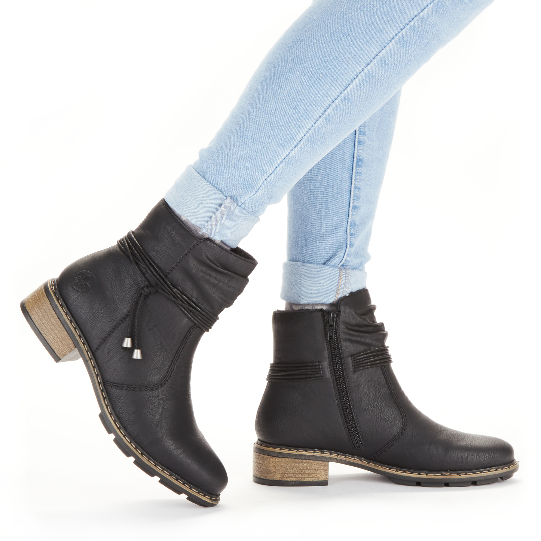 Bottines Rieker noires pour femme 77263-00 avec corde Ã  la mode. Chaussure au pied.