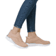 Rosane Rieker Damen Slipper M5072-31 mit einem Gummizug sowie flexibler Sohle. Schuh am Fuß.