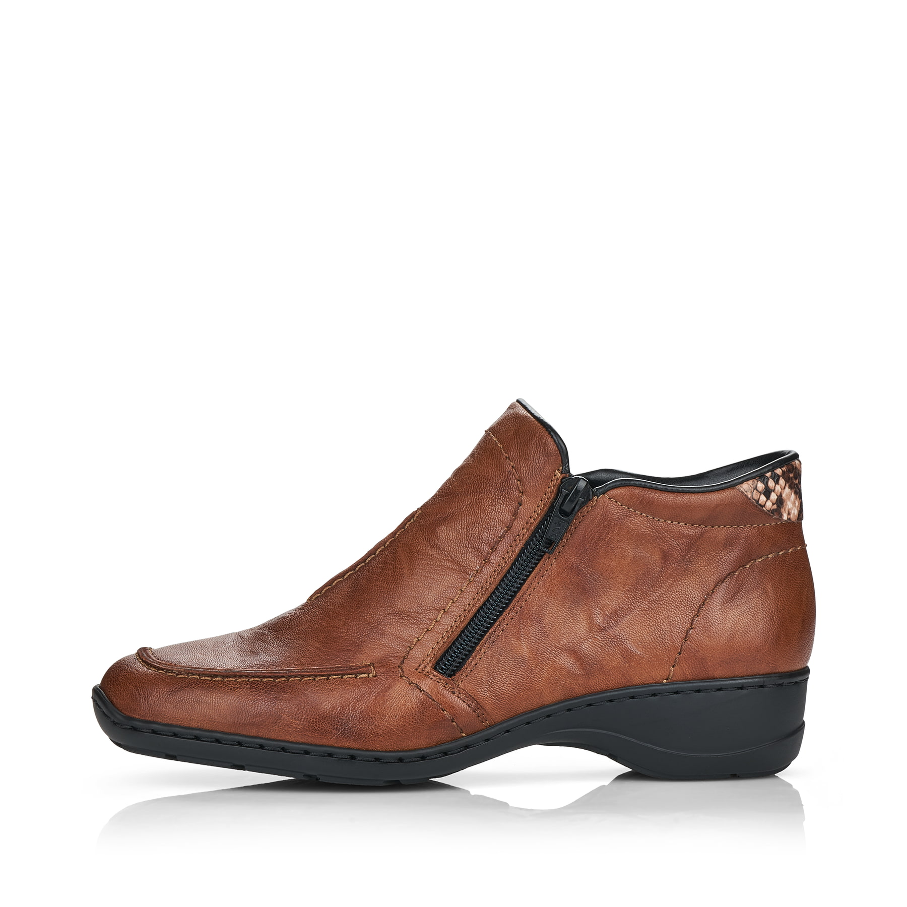 Braune Rieker Damen Kurzstiefel 58386-22 aus Glattleder mit einem Reißverschluss. Schuh Außenseite.