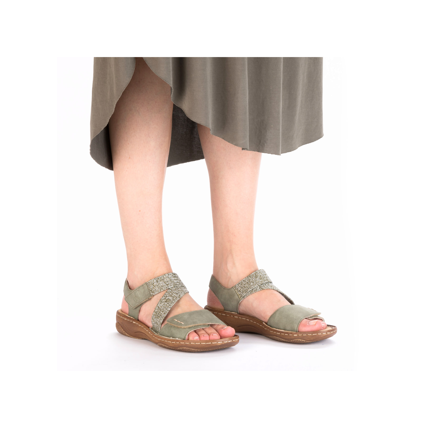 Grüne Rieker Damen Riemchensandalen V2862-52 mit einem Klettverschluss. Schuh am Fuß.