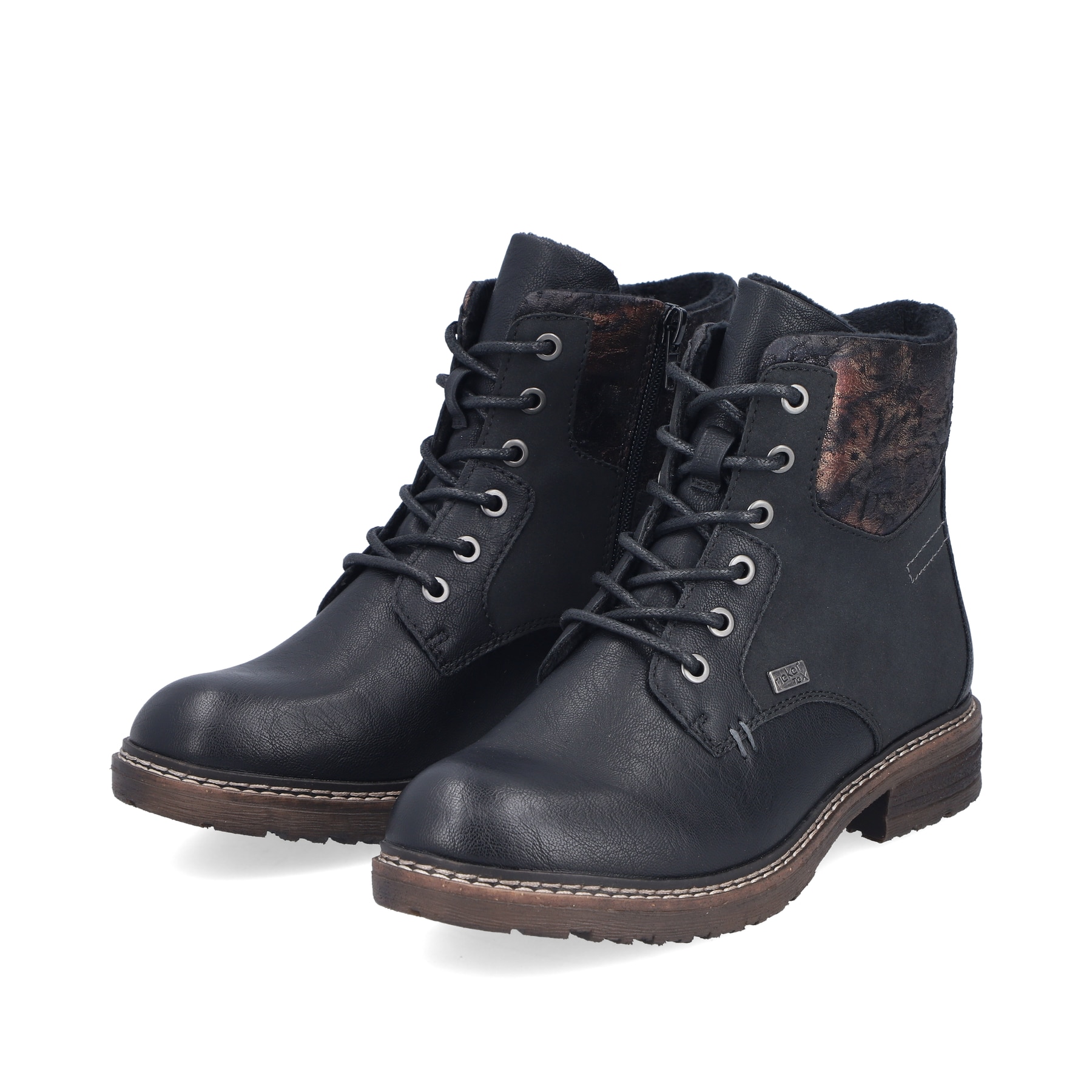 Schwarze Rieker Damen Schnürstiefel 94712-00 mit wasserabweisender TEX-Membran. Schuhpaar seitlich schräg.