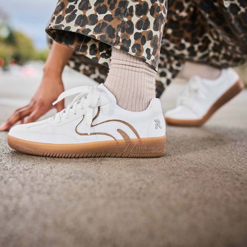 Weiße Rieker Damen Sneaker Low M5512-81 mit einer Schnürung. Schuh am Model.