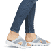 Blaue waschbare Rieker Damen Pantoletten V8451-14 mit einem Gummizug. Schuh am Fuß.