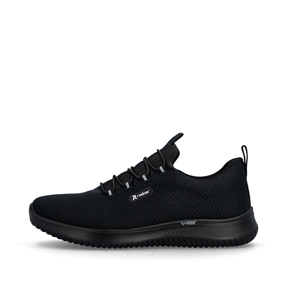 Schwarze Rieker Herren Slipper B9655-00 mit einem Gummizug sowie Komfortweite G. Schuh Außenseite.