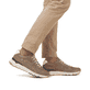 Braune Rieker Herren Sneaker Low U0901-64 mit flexibler und super leichter Sohle. Schuh am Fuß.