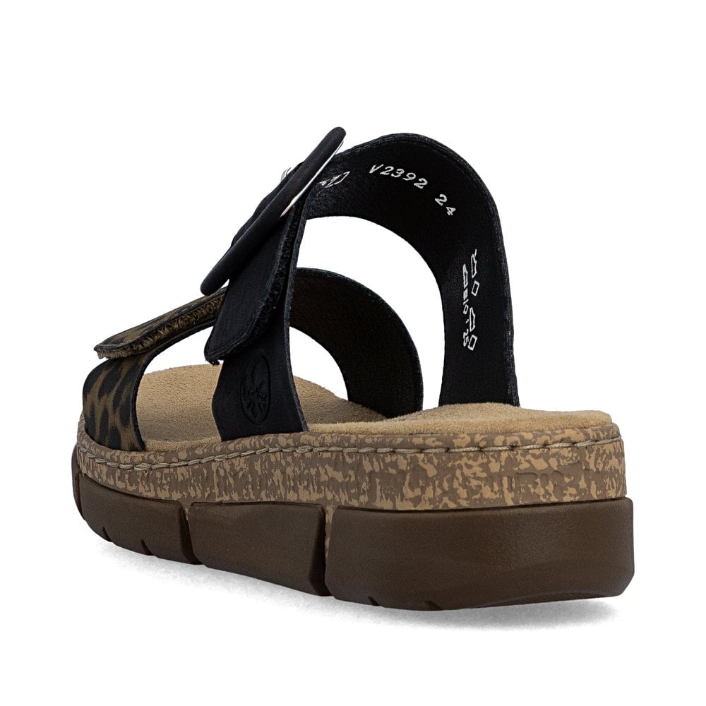 Dunkelbraune Rieker Damen Pantoletten V2392-24 mit angesagtem Animal-Print. Schuh von hinten.