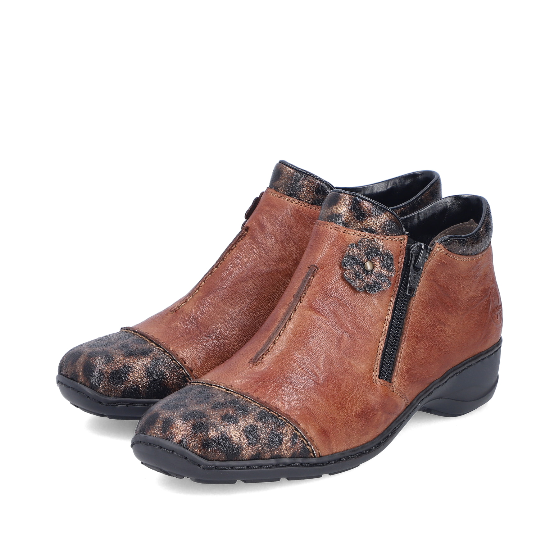 Braune Rieker Damen Kurzstiefel 58388-23 aus Glattleder mit dekorativer Blume. Schuhpaar seitlich schräg.