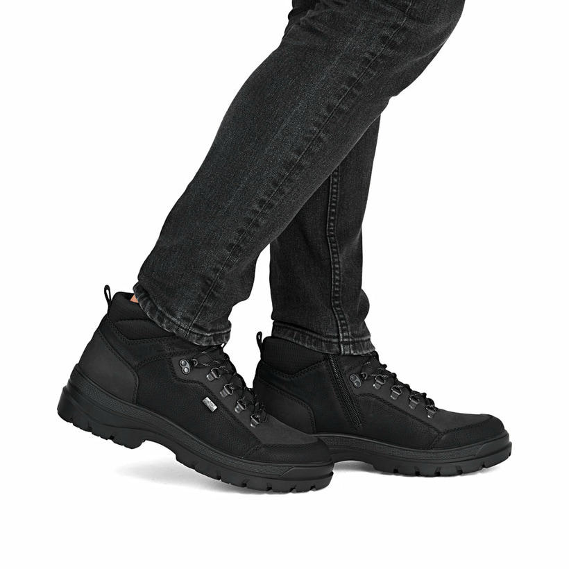 Asphaltschwarze Rieker Herren Schnürstiefel F5410-00 mit Flip-Grip Sohle mit Spikes. Schuh am Fuß