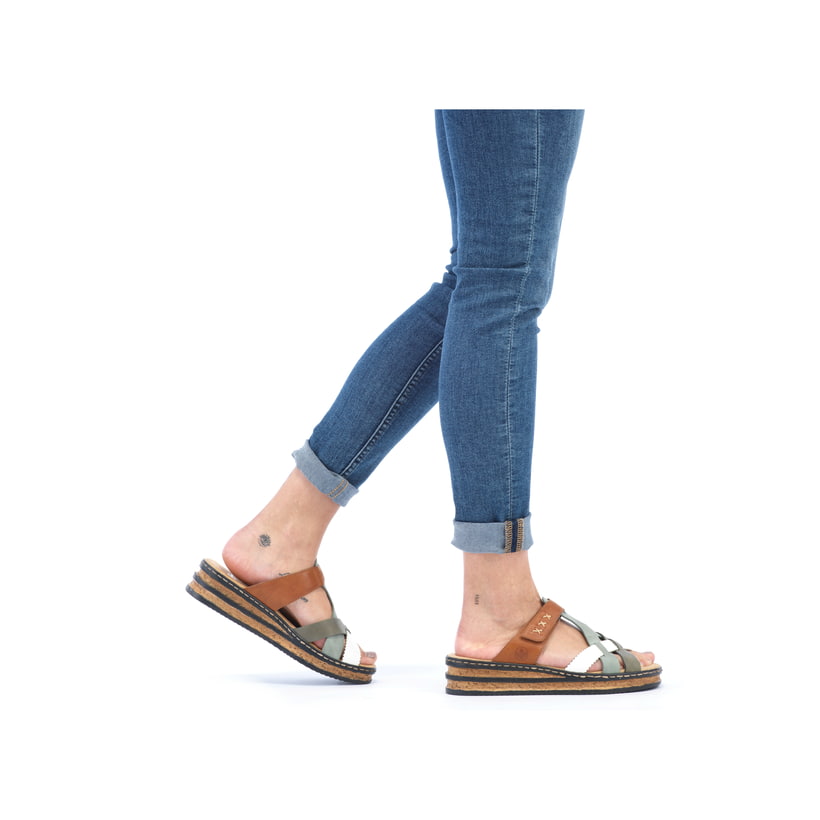 Mehrfarbige Rieker Damen Pantoletten 62989-90 mit handgestickten Nähten. Schuh am Fuß.