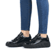 Schwarze Rieker Damen Sneaker Low W0501-00 mit einer ultra leichten Plateausohle. Schuh am Fuß.