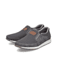 Graue Rieker Herren Slipper 11954-45 mit modernen Ziernähten sowie Gummizug. Schuhpaar seitlich schräg.