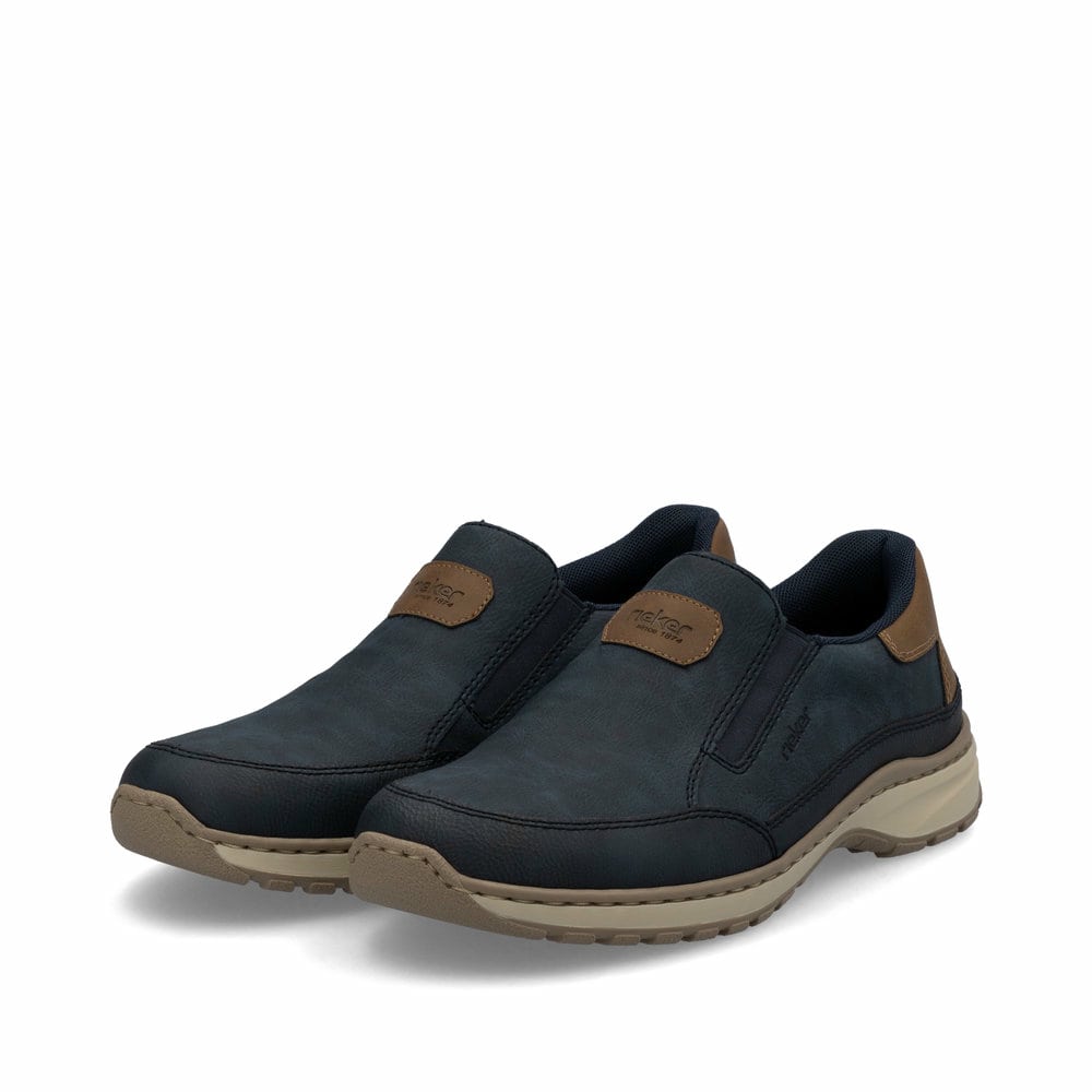 Blaue Rieker Herren Slipper 03365-14 mit einem Gummizug sowie der Extraweite H. Schuhpaar seitlich schräg.