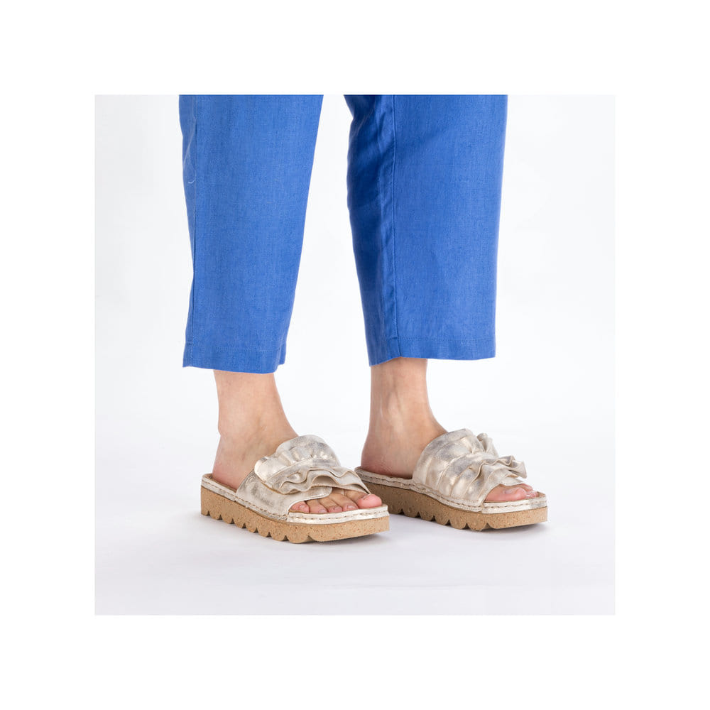 Silberne Rieker Damen Pantoletten V8763-60 mit modischen Raffungen. Schuh am Fuß.