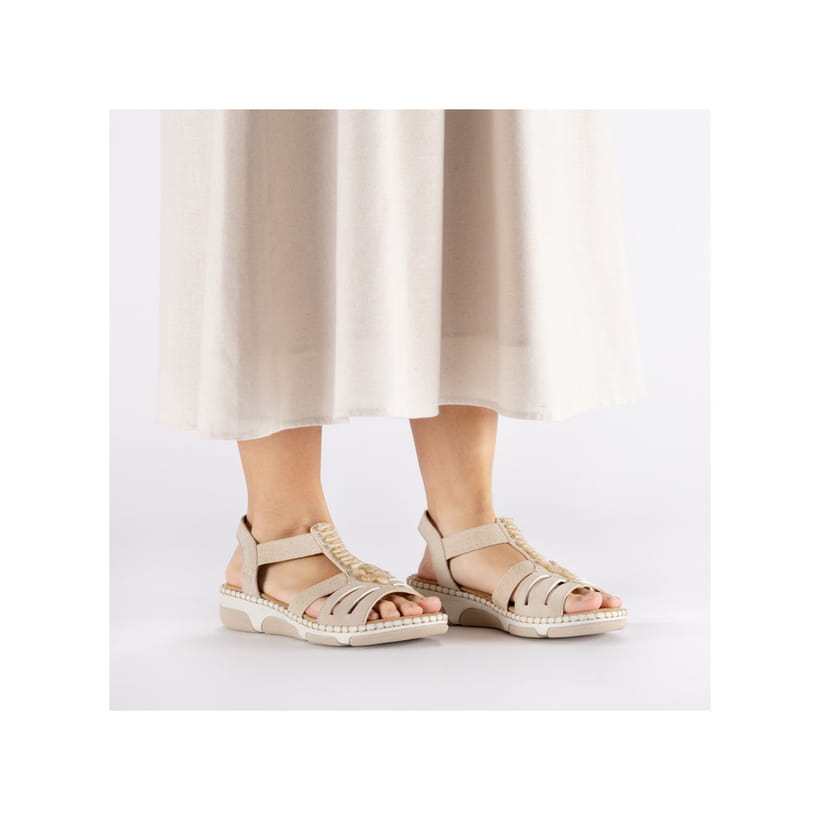 Beige Rieker Damen Riemchensandalen 66201-62 mit Schmuckelementen sowie Gummizug. Schuh am Fuß.