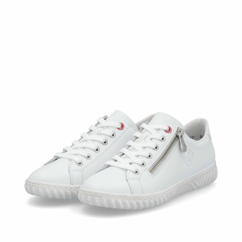 Baskets basses Rieker blanches pour femme N0900-81 en cuir lisse. Chaussures inclinées sur le côté.