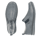 Blaue Rieker Herren Slipper 05450-12 mit Elastikeinsatz sowie braunen Ziernähten. Schuh von oben, liegend.