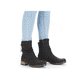 
Graphitschwarze Rieker Damen Kurzstiefel Z6892-00 mit einer schockabsorbierenden Sohle. Schuh am Fuß