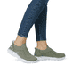 Grüne Rieker Damen Slipper M5072-52 mit Gummizug sowie einer ultraleichten Sohle. Schuh am Fuß.