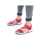 Rote Rieker Damen Trekkingsandalen 68871-33 mit einem Klettverschluss. Schuh am Fuß.