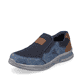 Azurblaue Rieker Herren Slipper 14852-14 mit Elastikeinsatz sowie geprägtem Logo. Schuh seitlich schräg.