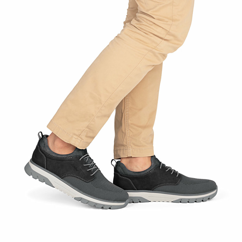 Schwarze Rieker Herren Slipper B9352-00 mit einem Gummizug sowie Extraweite H. Schuh am Fuß.