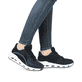 Schwarze vegane Rieker Damen Sneaker Low N5240-00 mit einer ultraleichten Sohle. Schuh am Fuß.
