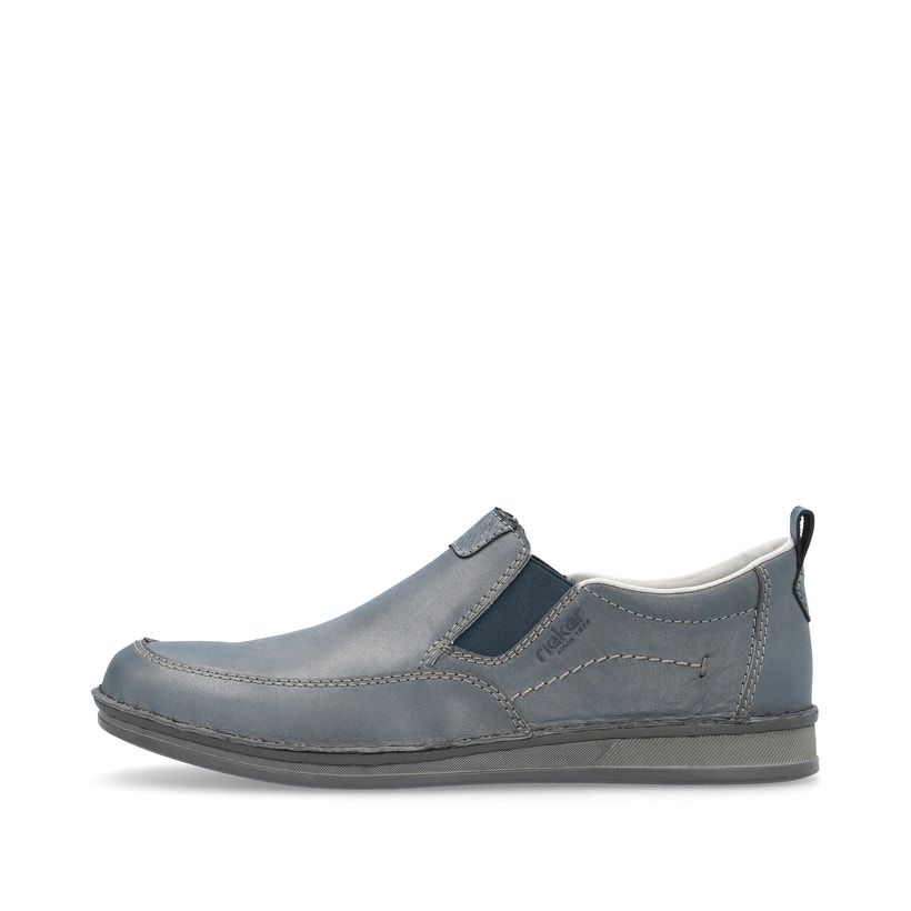 Blaue Rieker Herren Slipper 05450-12 mit Elastikeinsatz sowie braunen Ziernähten. Schuh Außenseite.