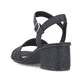 Asphaltschwarze Rieker Riemchensandaletten 64653-00 mit einer Schnalle. Schuh von hinten.
