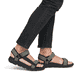 Grüne waschbare Rieker Herren Trekkingsandalen 20805-54 mit Klettverschluss. Schuh am Fuß.
