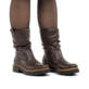 Dunkelbraune Rieker Damen Kurzstiefel 72684-25 mit gerafftem Schaft. Schuh am Fuß.