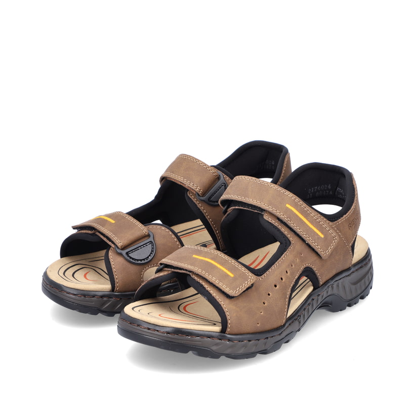 Kaffeebraune Rieker Herren Trekkingsandalen 21760-24 mit einem Klettverschluss. Schuhpaar seitlich schräg.