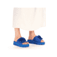 Blaue Rieker Damen Pantoletten V1052-14 mit dekorativer Blume. Schuh am Fuß.