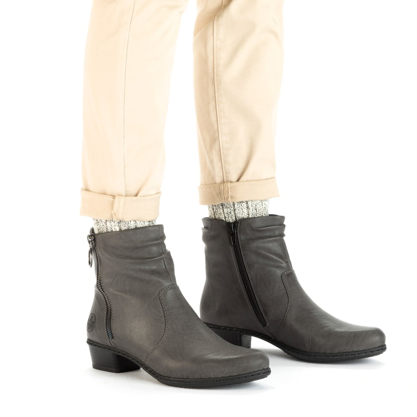 Mondgraue Rieker Damen Stiefeletten Y0741-45 mit Reißverschluss sowie Blockabsatz. Schuh am Fuß