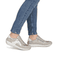 Beigeweiße Rieker Damen Schnürschuhe N1103-90 mit metallischem Finish. Schuh am Fuß.