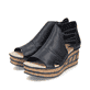 Schwarze Rieker Keilsandaletten 68197-00 mit einem Gummizug sowie leichter Sohle. Schuhpaar seitlich schräg.