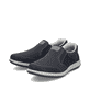 Schwarze Rieker Herren Slipper 17363-00 mit einem Gummizug sowie Extraweite H. Schuhpaar seitlich schräg.