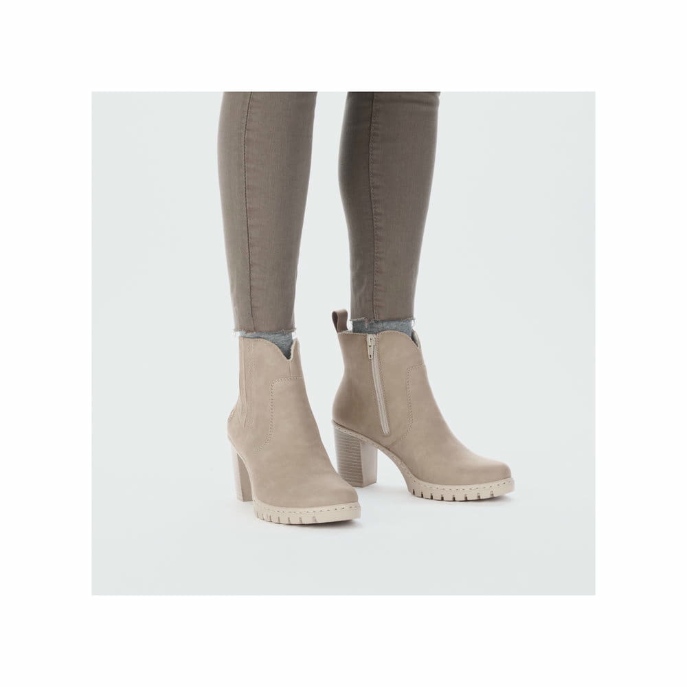 Dunkelbeige Rieker Damen Stiefeletten Y2571-20 mit einem Reißverschluss. Schuh am Fuß.