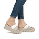 Beige vegane Rieker Damen Pantoletten 68092-62 mit einer extra weichen Decksohle. Schuh am Fuß.