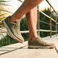 Grüne Rieker Herren Sneaker Low 17506-52 mit einer Schnürung sowie Extraweite H. Schuh am Model.