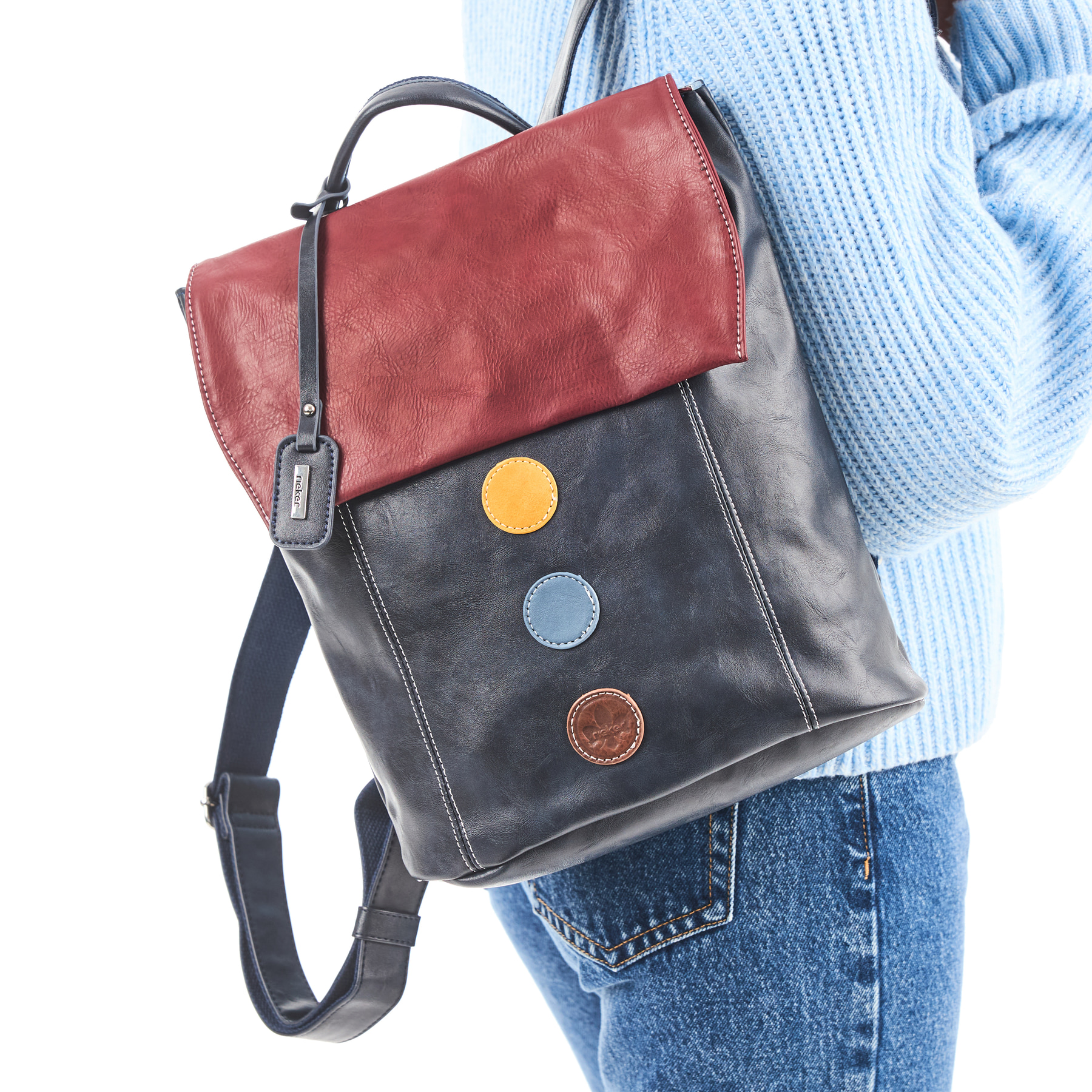 Sac Ã  dos Rieker H1357-14 en bleu et rouge avec détails colorés, fermeture éclair et poche pour téléphone portable. Porté.