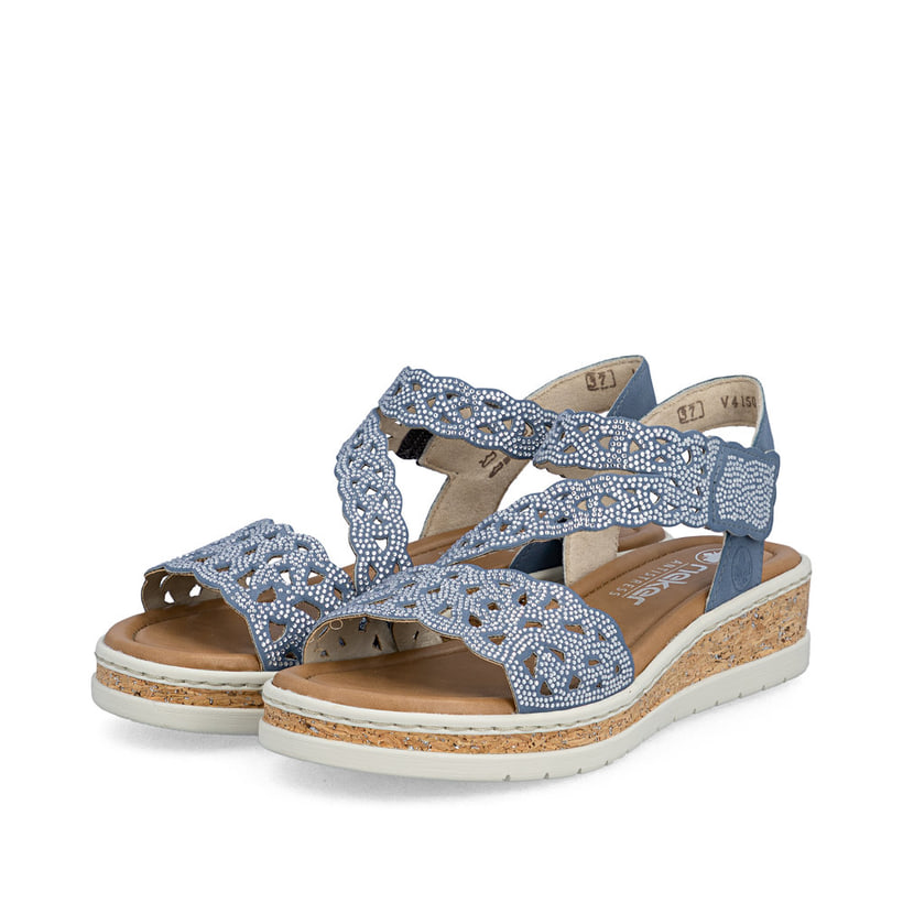 Blaue Rieker Damen Riemchensandalen V4150-14 mit Strasssteinen sowie Gummizug. Schuhpaar seitlich schräg.
