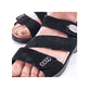 Schwarze Rieker Damen Riemchensandalen 64573-00 mit einem Klettverschluss. Schuh am Fuß.