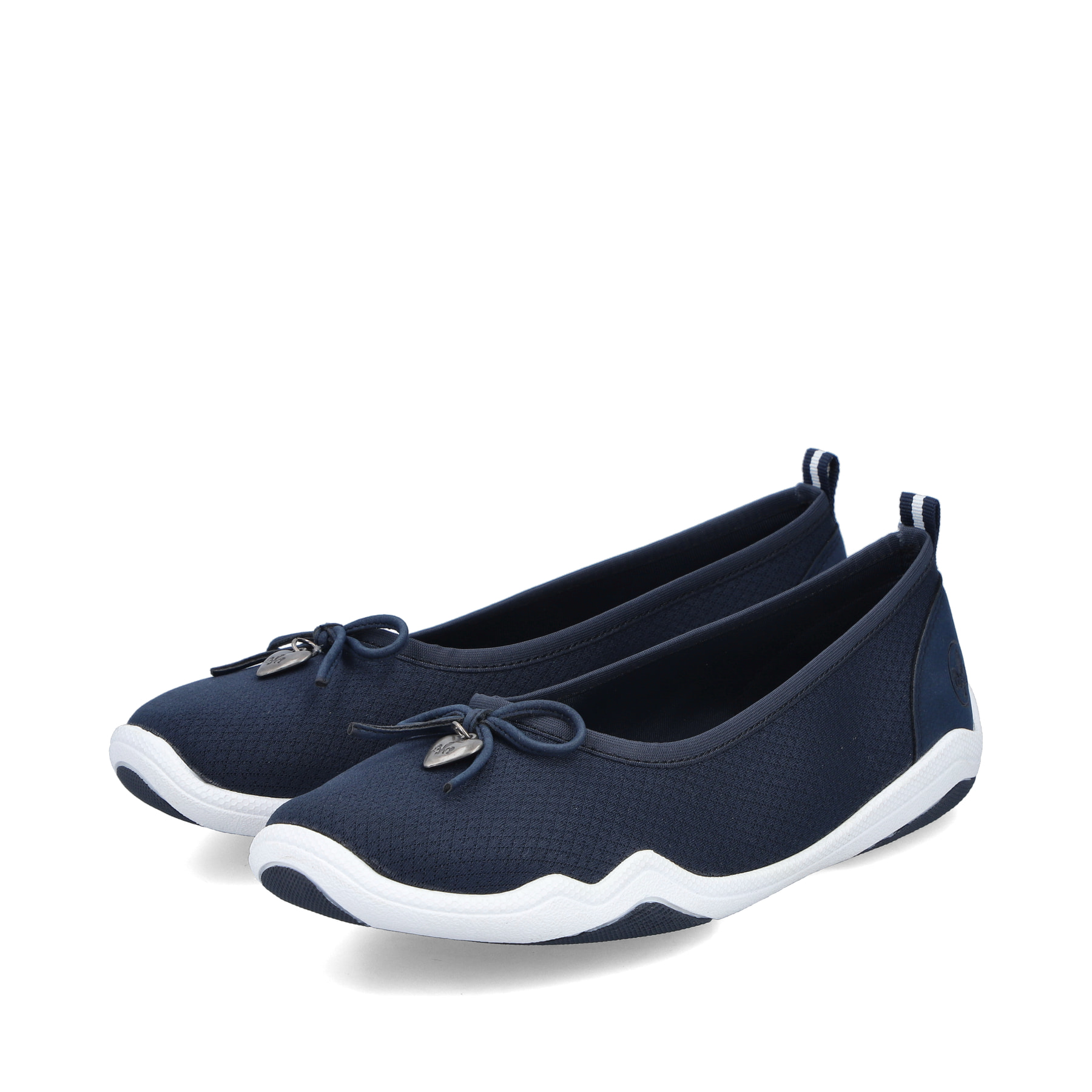 Blaue vegane Rieker Ballerinas 45250-14, Barfußschuhe mit dekorativer Schleife. Schuhpaar seitlich schräg.