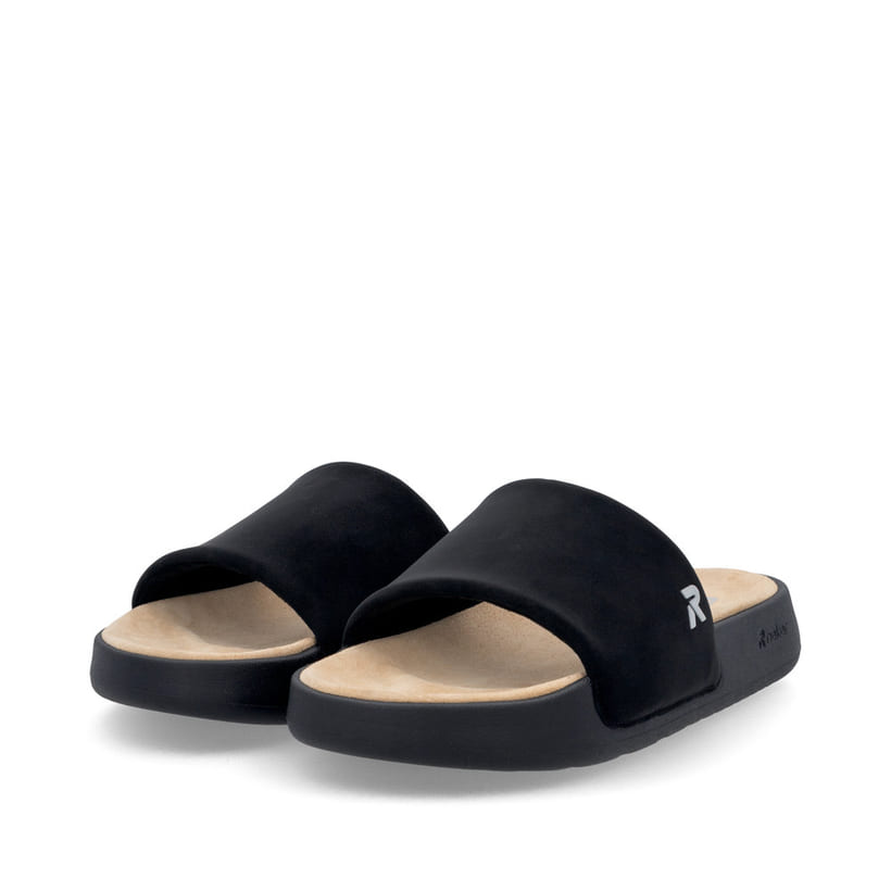 Mules Rieker noires homme U3250-00 avec semelle flexible et ultra légère. Chaussures inclinées sur le côté.