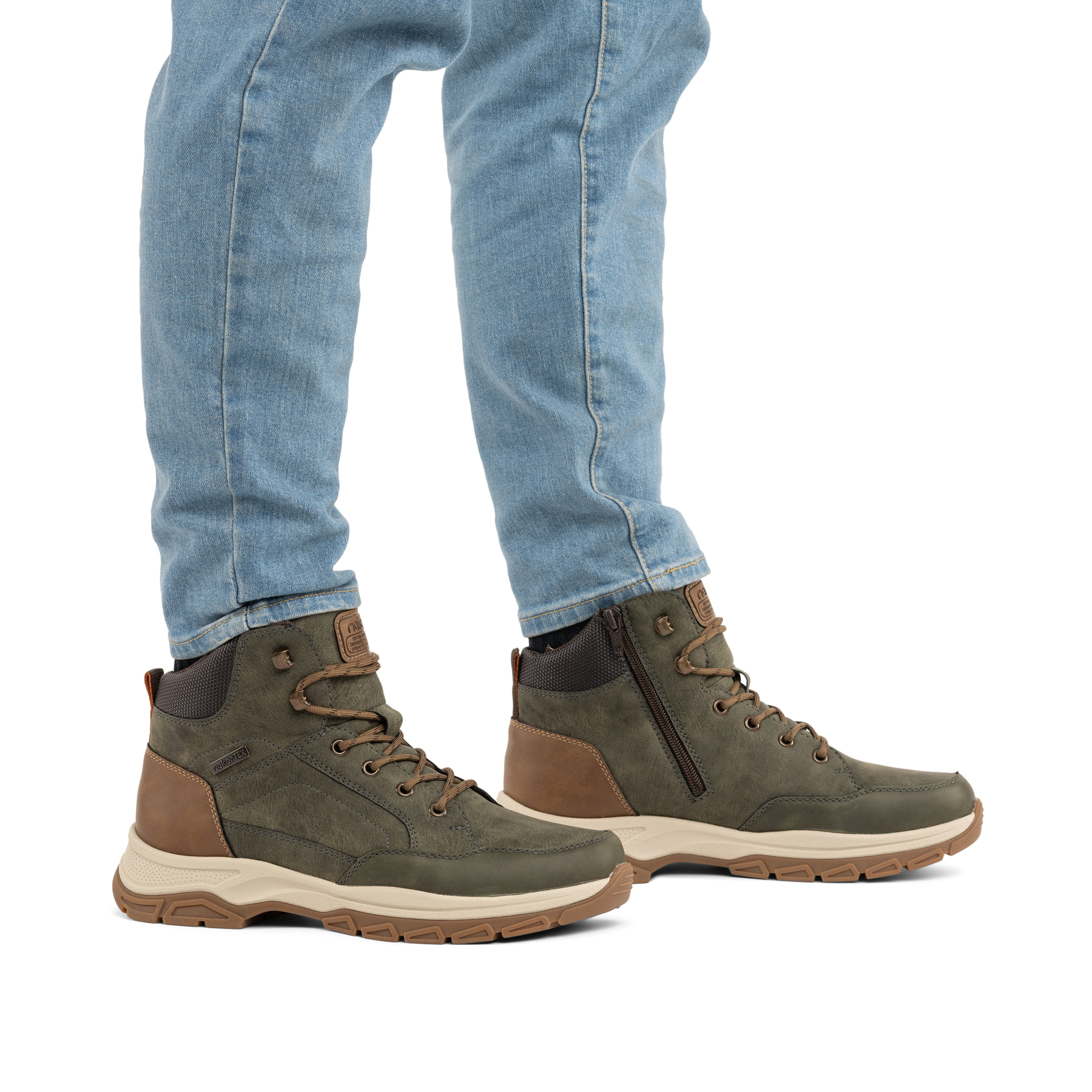 Dunkelgrün-schwarze Rieker Herren Schnürstiefel 30212-54 mit Reißverschluss. Schuh am Fuß.